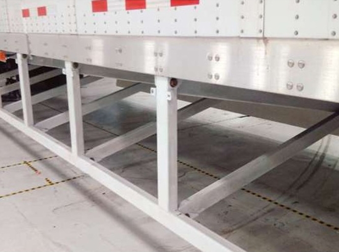 Des pare-chocs pourraient devenir obligatoires sous les camions et les remorques