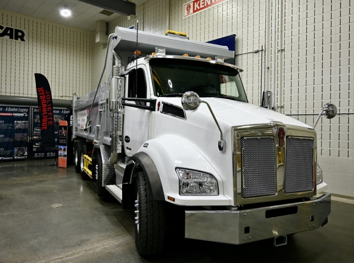 PACCAR Sainte-Thérèse livre à Terrebonne le premier camion assemblé « boulon par boulon » au Québec