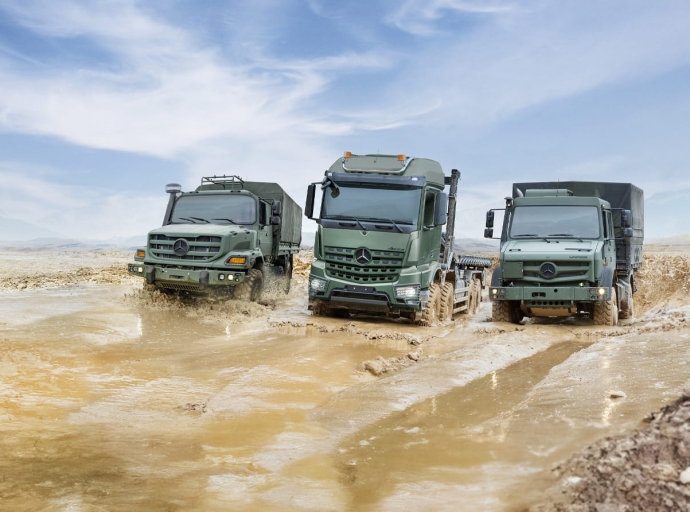 Daimler présente ses véhicules militaires à Paris