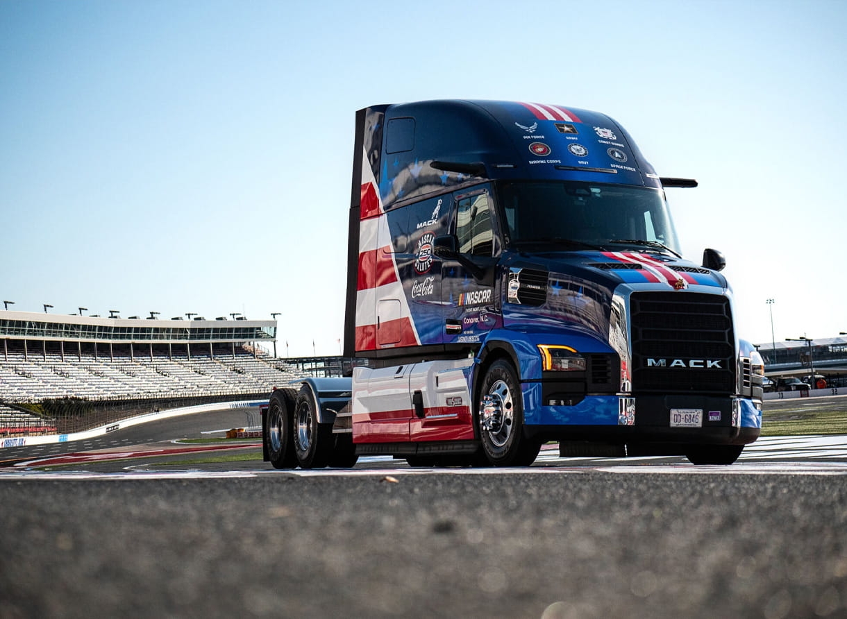 Les camions Mack de NASCAR rendent hommage au 250e du pays