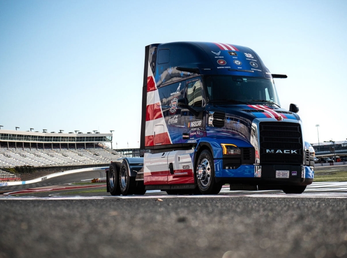 Les camions Mack de NASCAR rendent hommage au 250e du pays